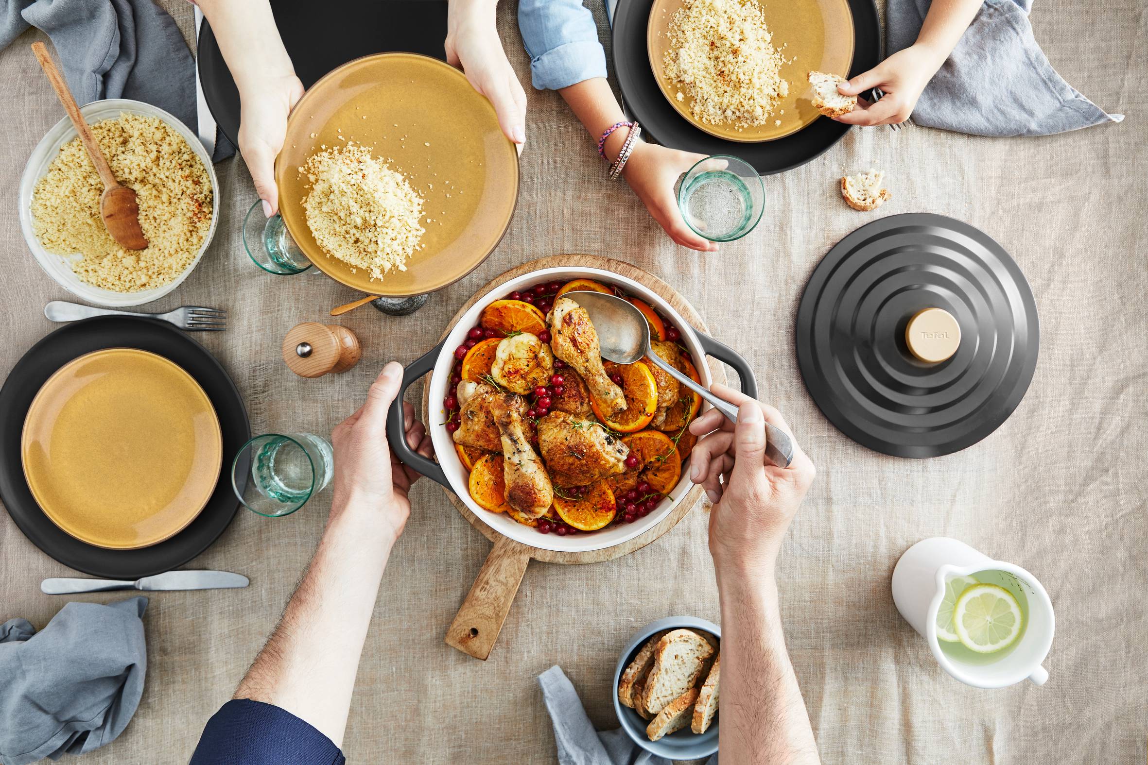 Familie isst zartes Hähnchen aus Tefal Schmortopf