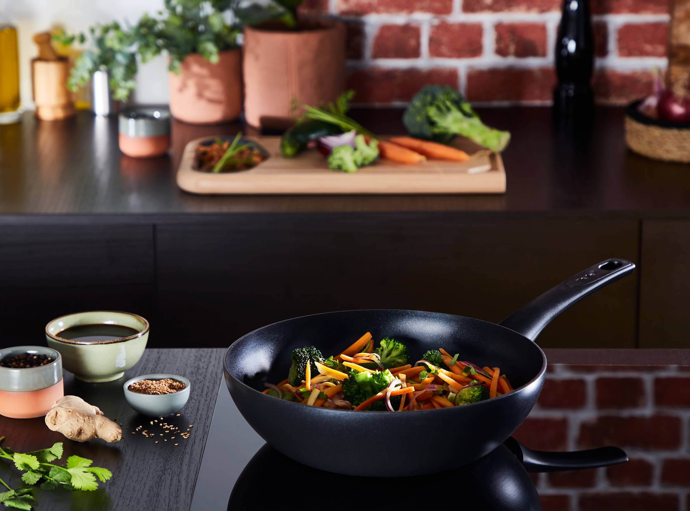 Gemüse wird in Tefal Wokpfanne angebraten