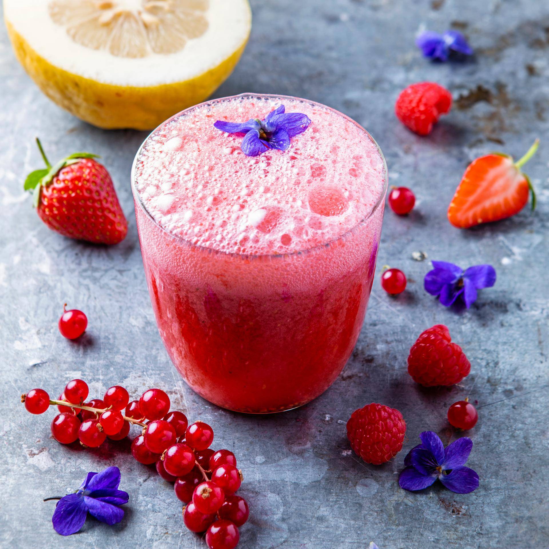 Cocktail aus roten Beeren, Limonade und Veilchenblüten - Rezepte Perfectmix + | Tefal