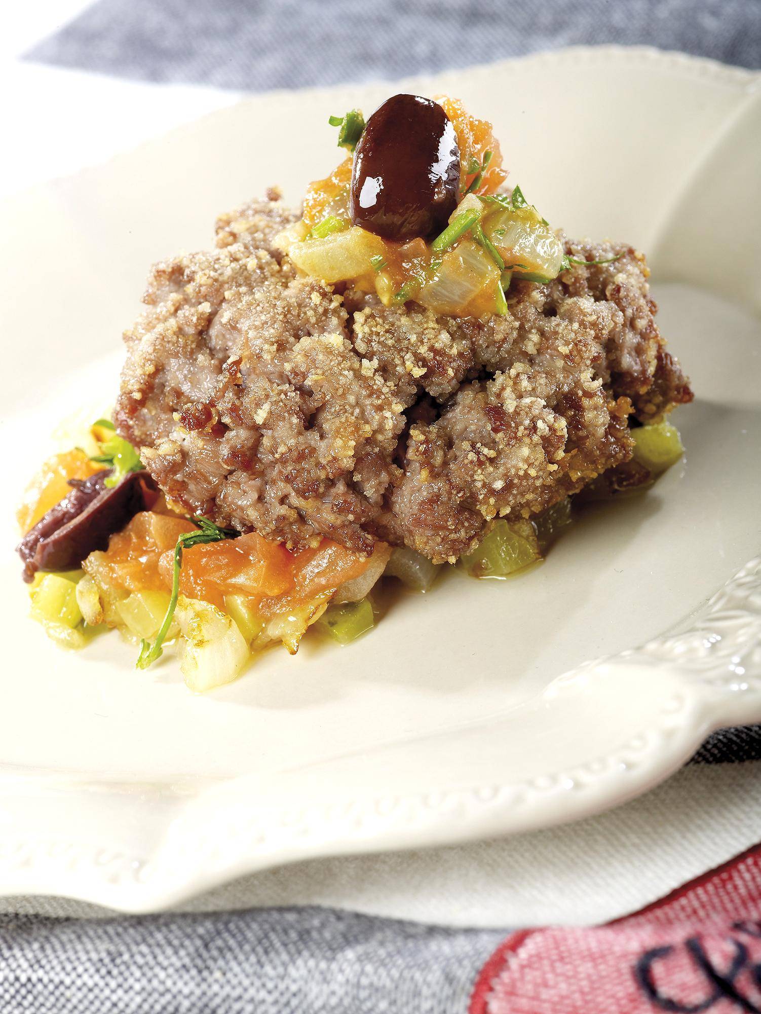 Kurz angebratenes Rinderhacksteak mit Cornichons, Petersilie, Zwiebeln, Tomaten und Oliven - Rezepte Actifry Original 1kg | Tefal