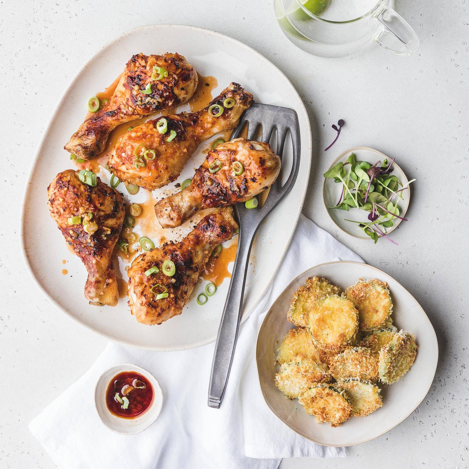 Hähnchenkeulen mit Knoblauch und panierte Zucchini mit Parmesan - Rezepte Dual EasyFry&Grill | Tefal