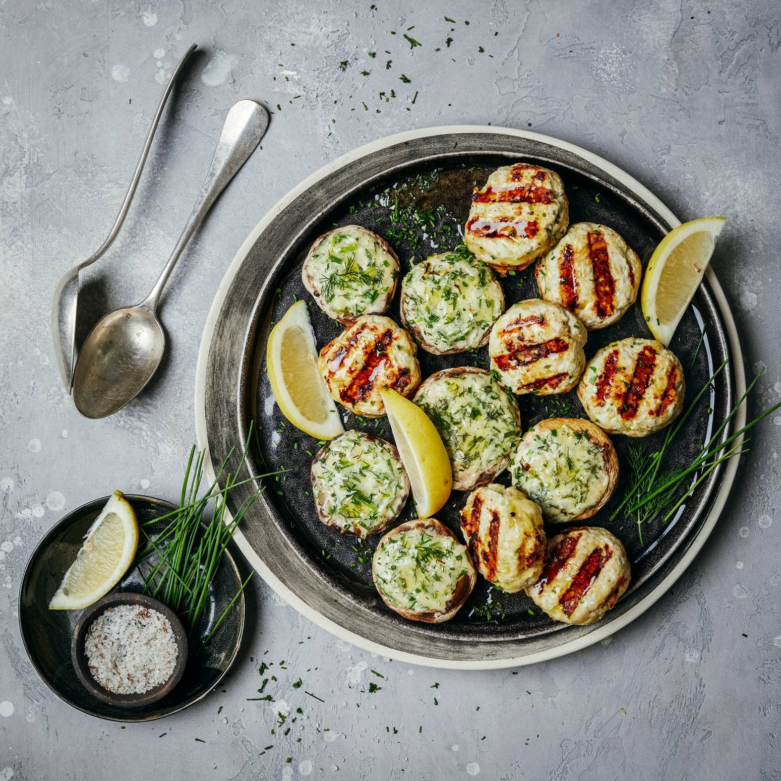 Kotlety-Frikadellen und mit Käse gefüllte Champignons - Rezepte OptiGrill 2in1 | Tefal