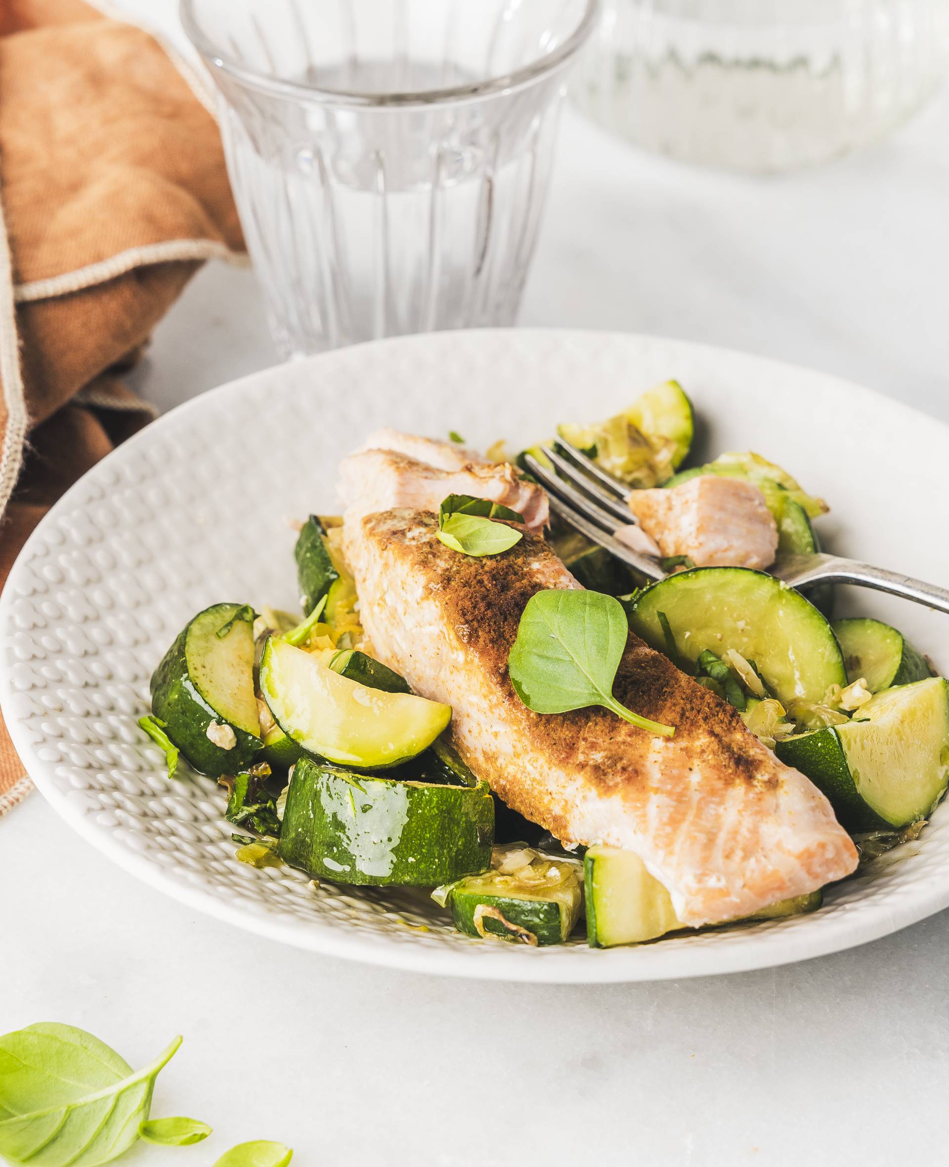Gedämpfter Lachs mit Zucchini, Knoblauch und Zitronen - Rezepte Smartcook Infinity Autostir | Tefal