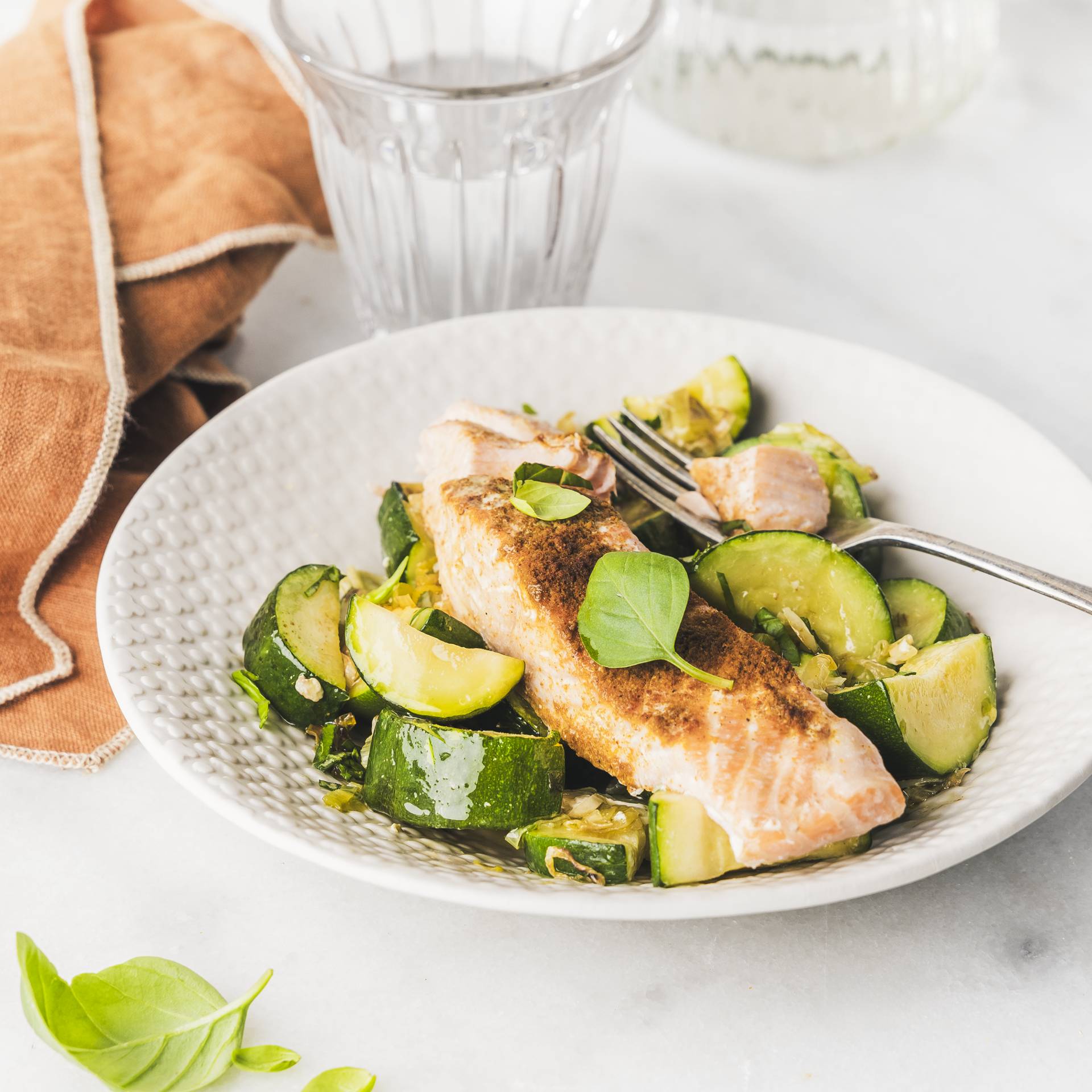 Gedämpfter Lachs mit Zucchini, Knoblauch und Zitronen - Rezepte Smartcook Infinity Autostir | Tefal