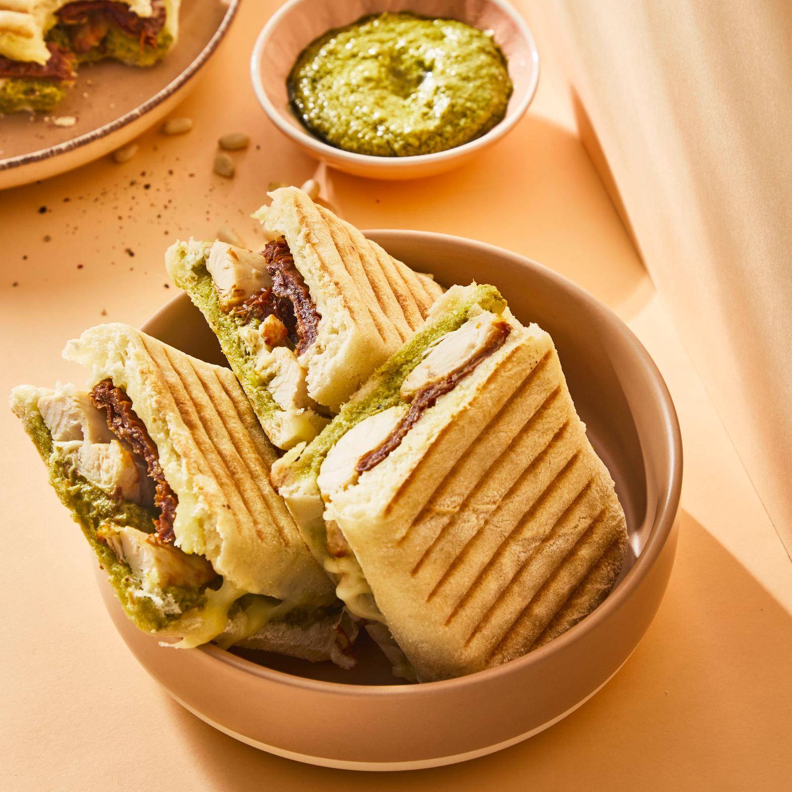 Panini mit gegrilltem Hähnchenfleisch, Pesto und sonnengetrockneten Tomaten - Rezepte Snack Collection MECHANICAL | Tefal