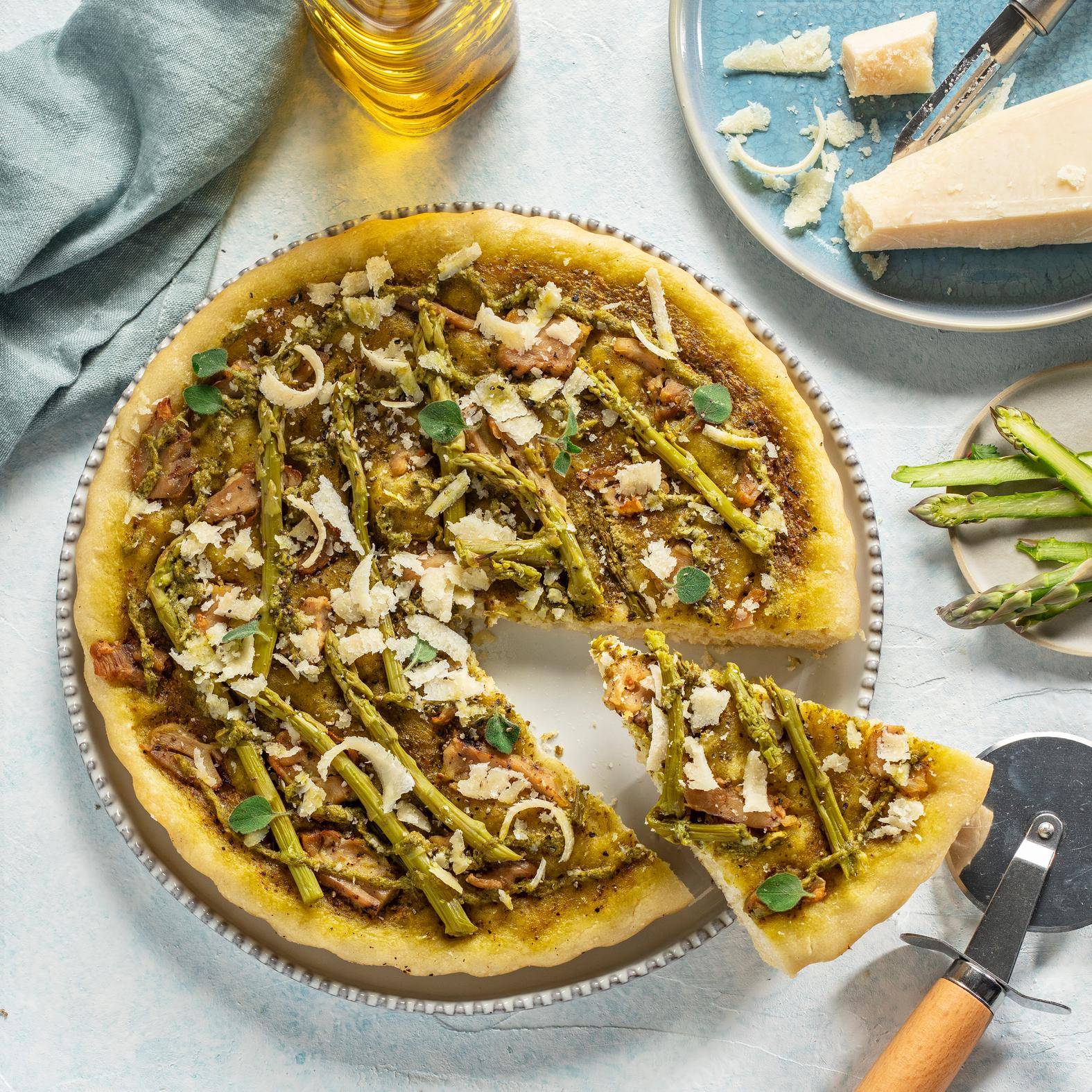 Primavera-Pizza mit Pesto, Hühnchen und grünem Spargel - Rezepte Easy Fry XL Surface | Tefal