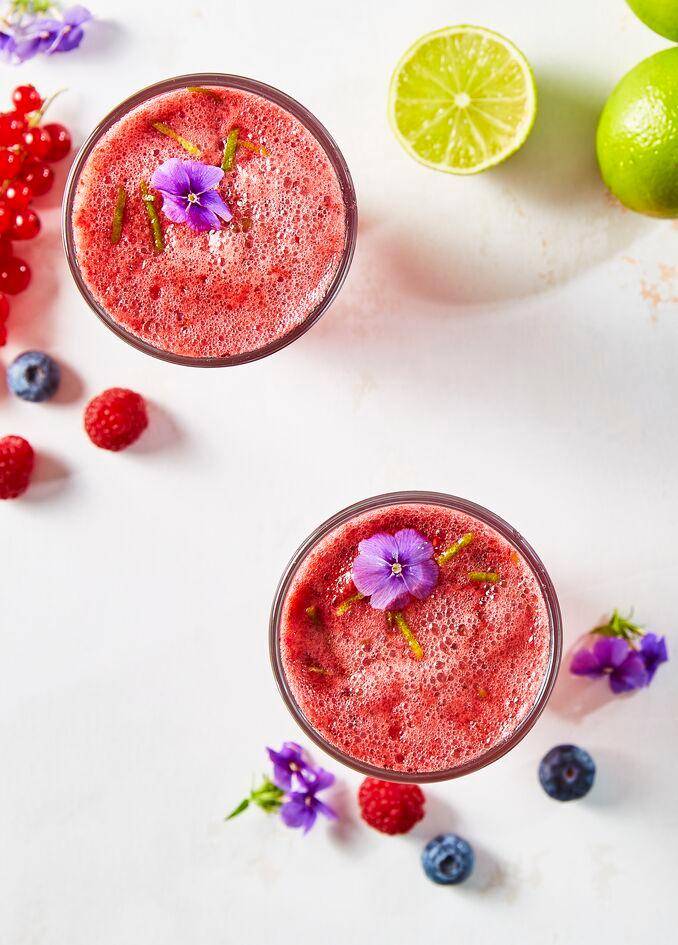 Cocktail aus roten Beeren, Limonade und Veilchenblüten - Rezepte Perfectmix + | Tefal