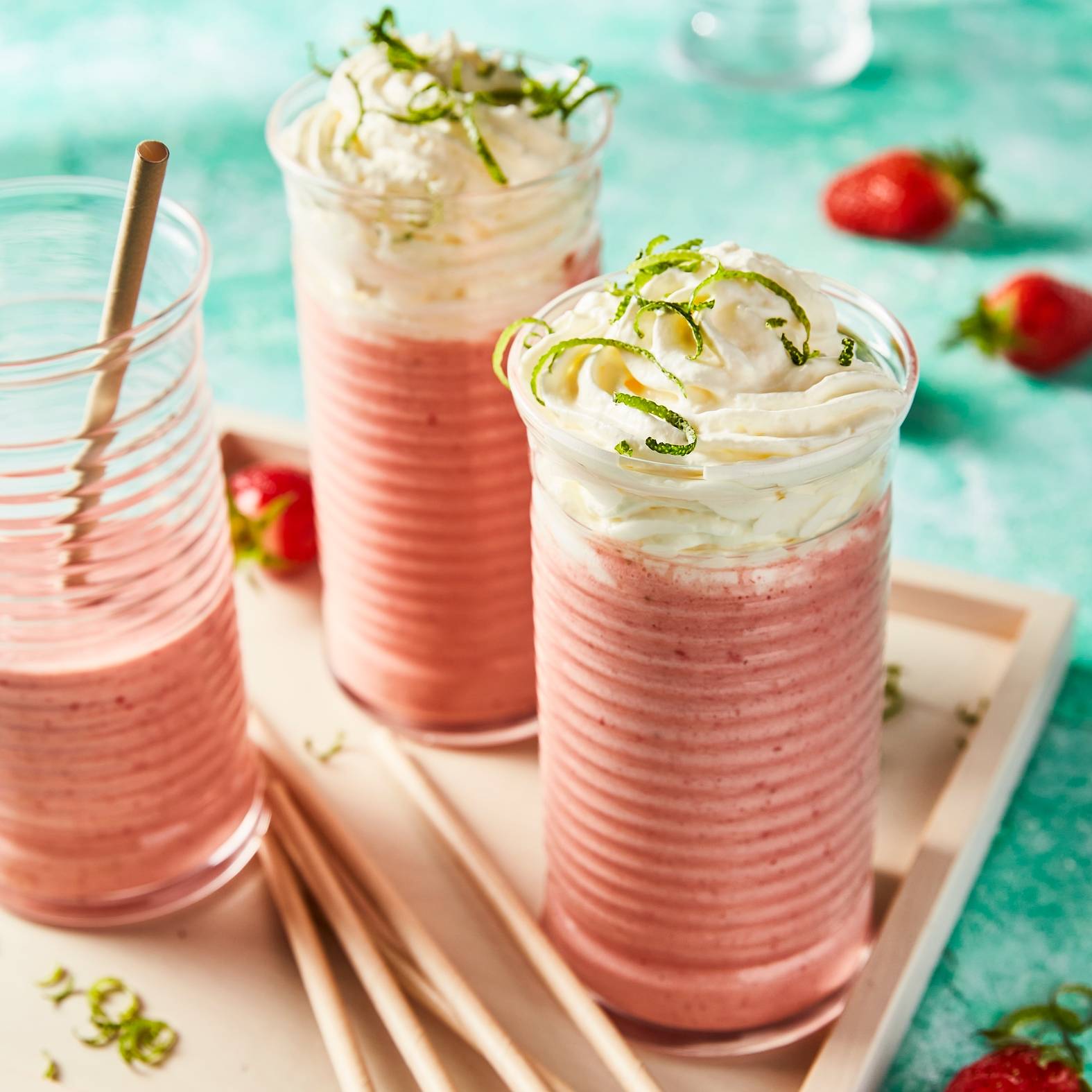 Erdbeermilchshake mit Vanilleeis und Limettenschlagsahne - Rezepte Perfectmix + | Tefal