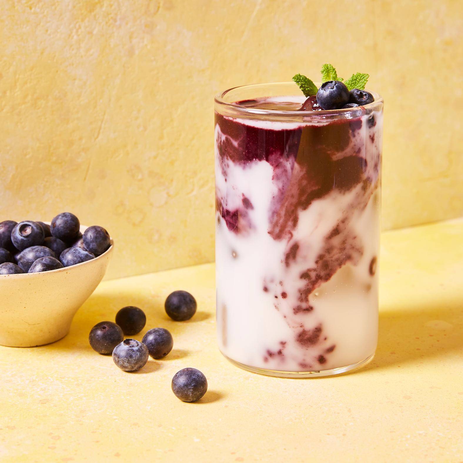 Blauer Acai Latte auf Eis - Rezepte Perfectmix + | Tefal