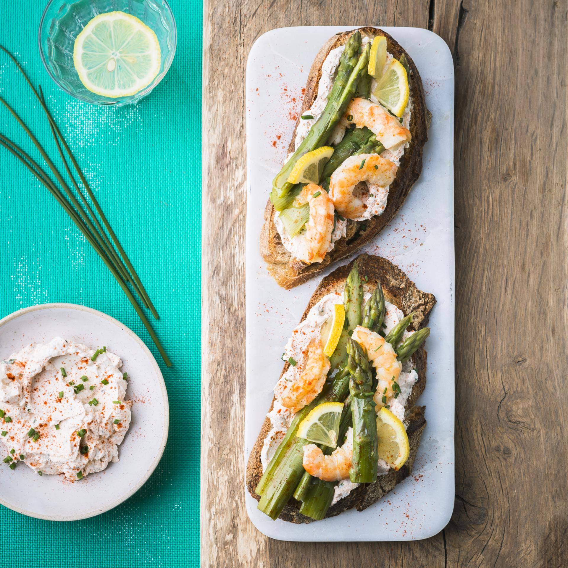 Frischer und cremiger Toast mit Spargel und Garnelen - Rezepte undefined | Tefal