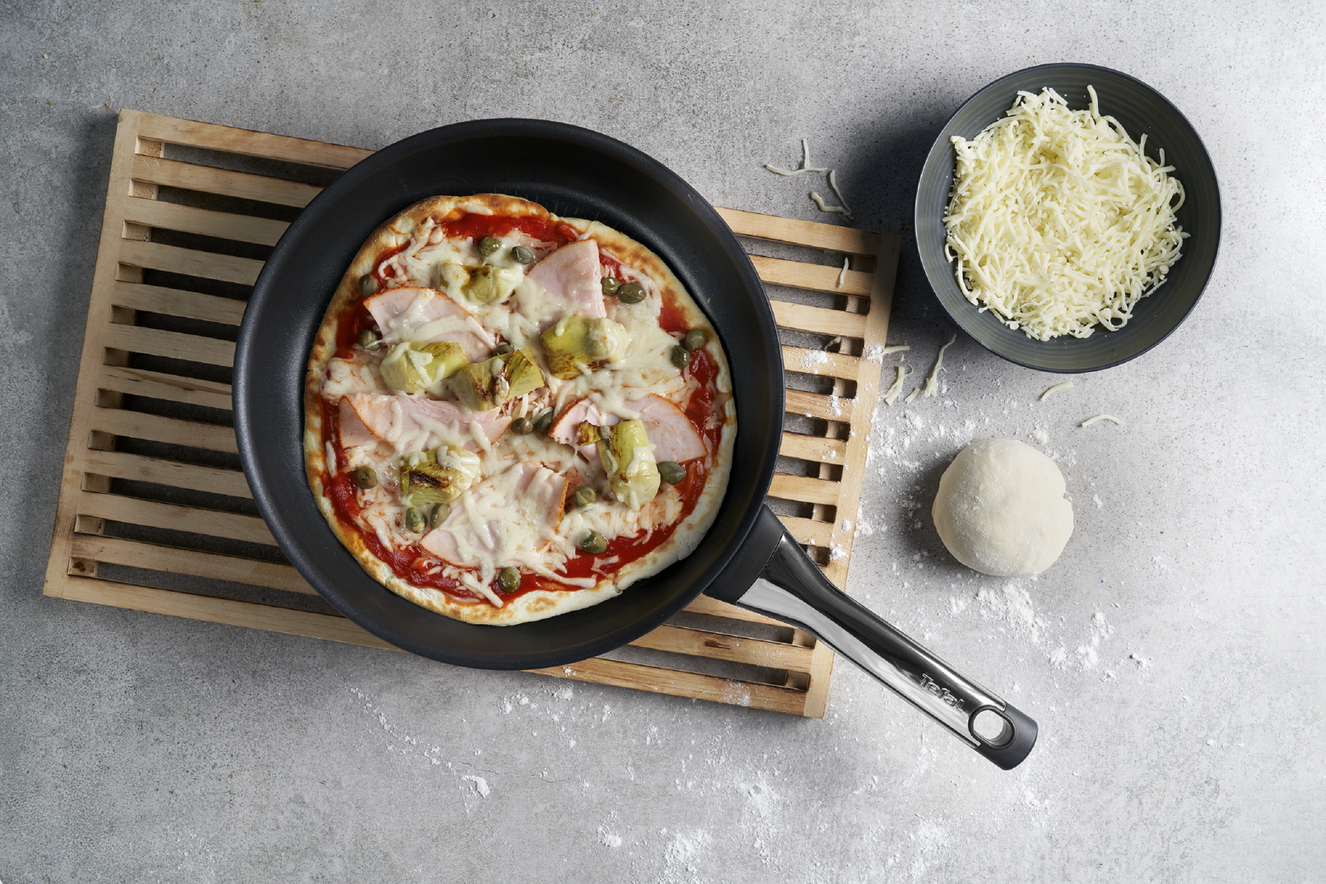 Pfannenpizza mit Putenbrust, Artischocke und Kapern - Rezepte Pfannen & Töpfe | Tefal
