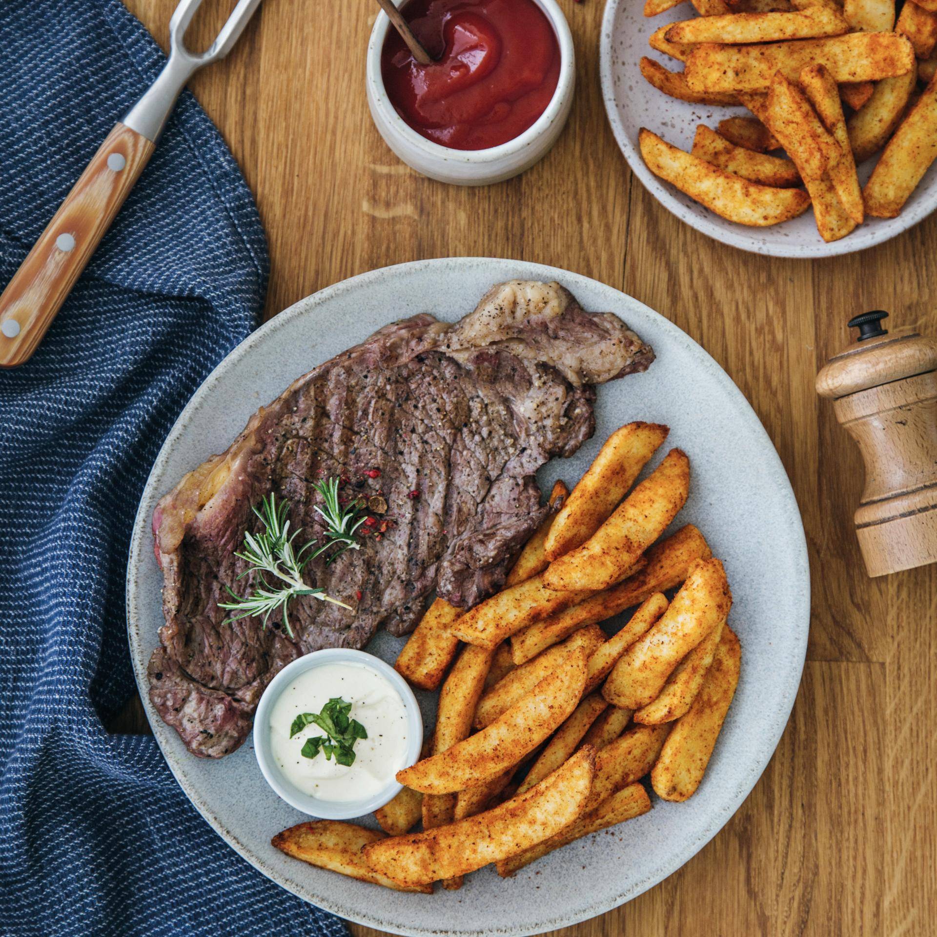 Gegrillte Steaks mit Tiefkühl-Pommes Frites - Rezepte Dual EasyFry&Grill | Tefal