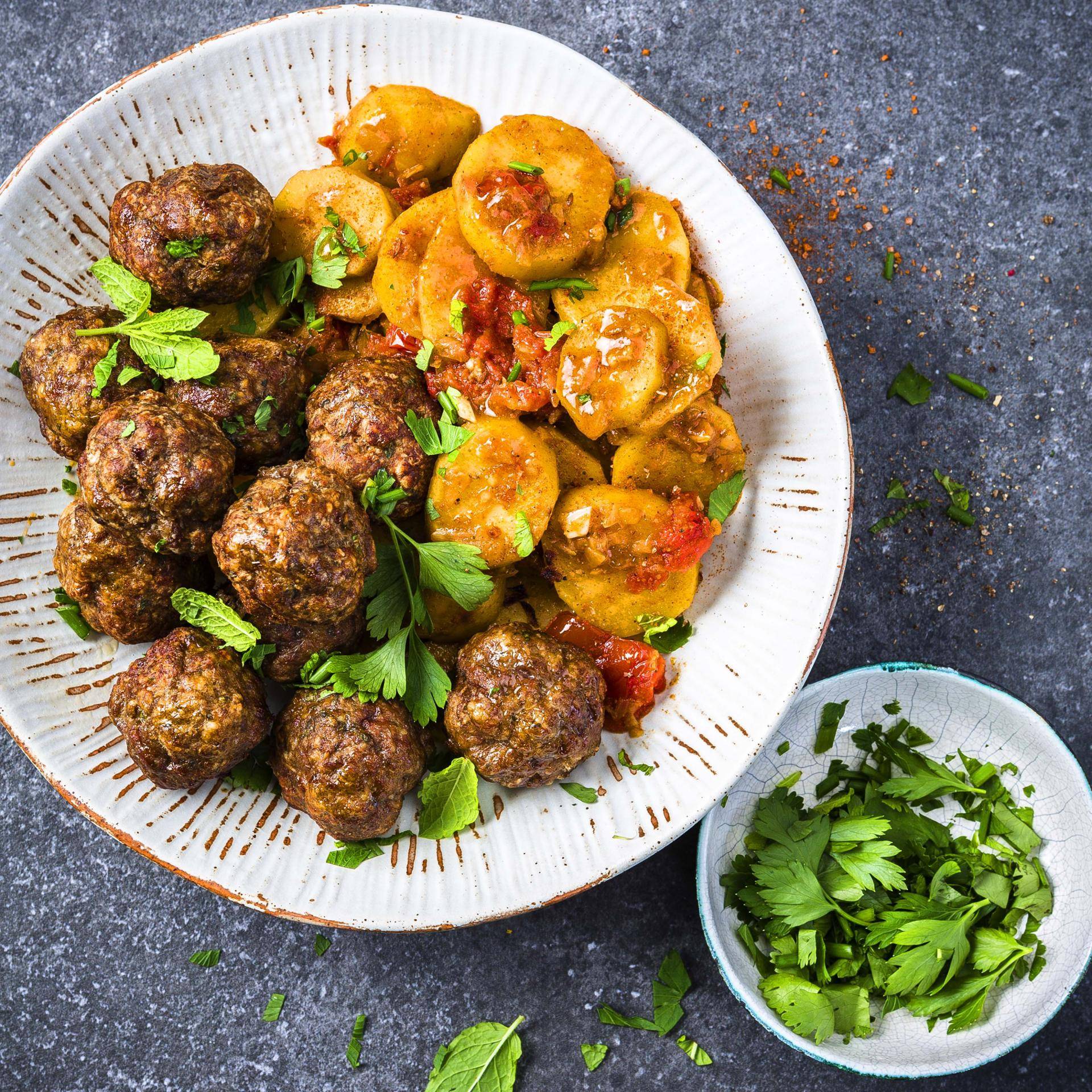 Rindfleisch-Köfte mit würzigen Confit-Kartoffeln - Rezepte Actifry Genius XL 2in1 | Tefal
