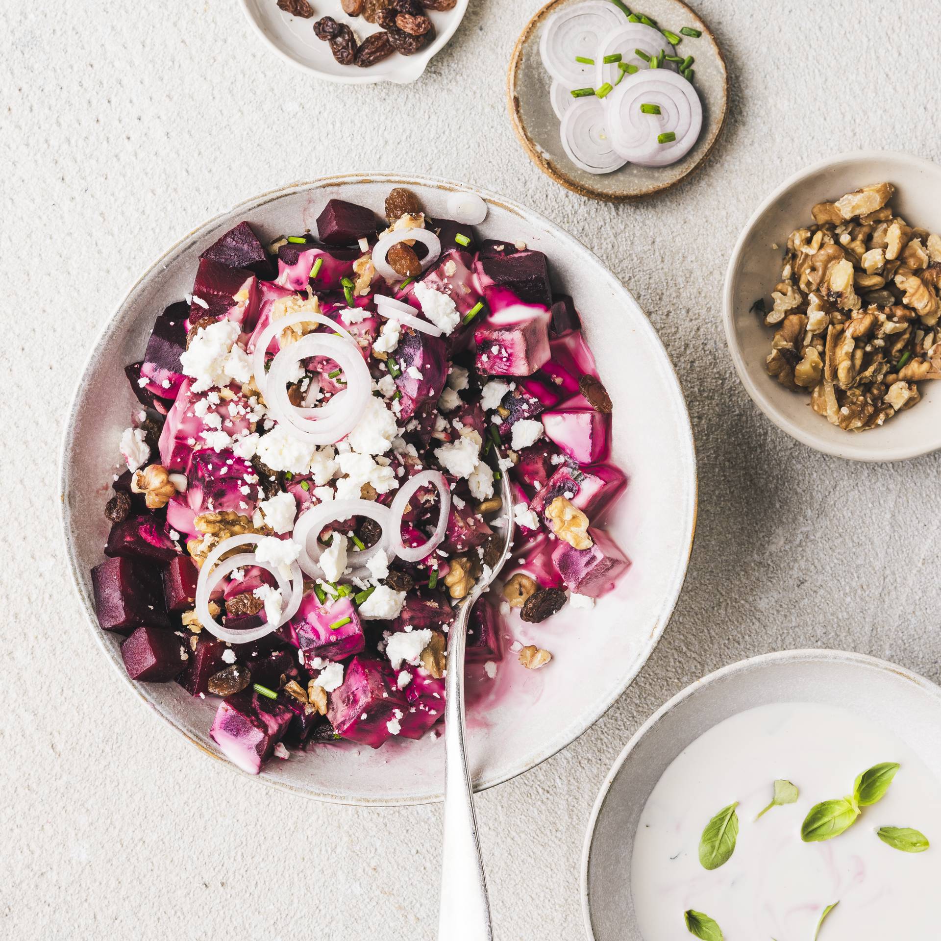 Gedünsteter Rote-Bete-Salat mit Feta, Nüssen und Rosinen - Rezepte Smartcook Infinity Autostir | Tefal