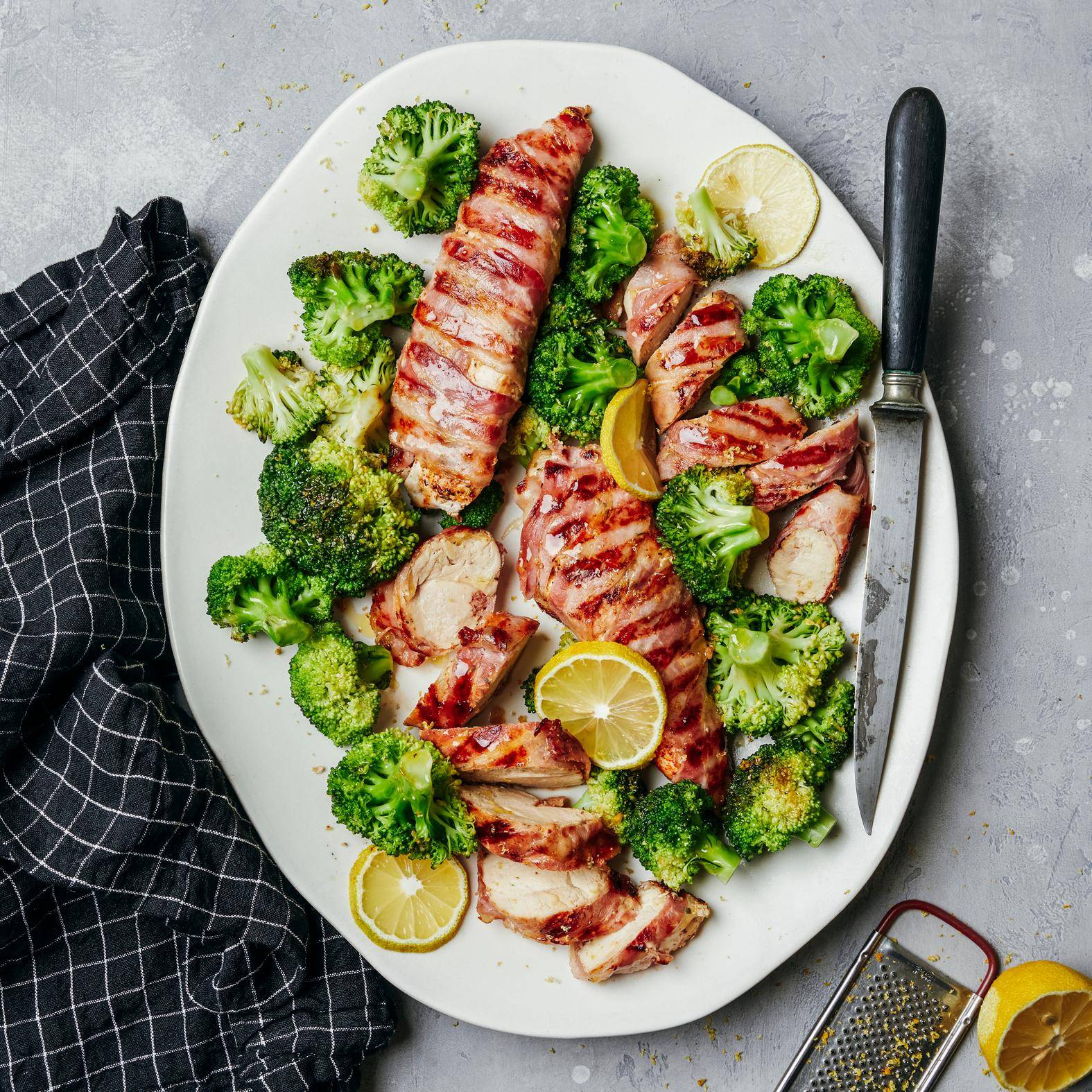 Gebratenes Hähnchen in Speckmantel und Brokkoli mit Knoblauch und Zitrone - Rezepte OptiGrill 2in1 | Tefal