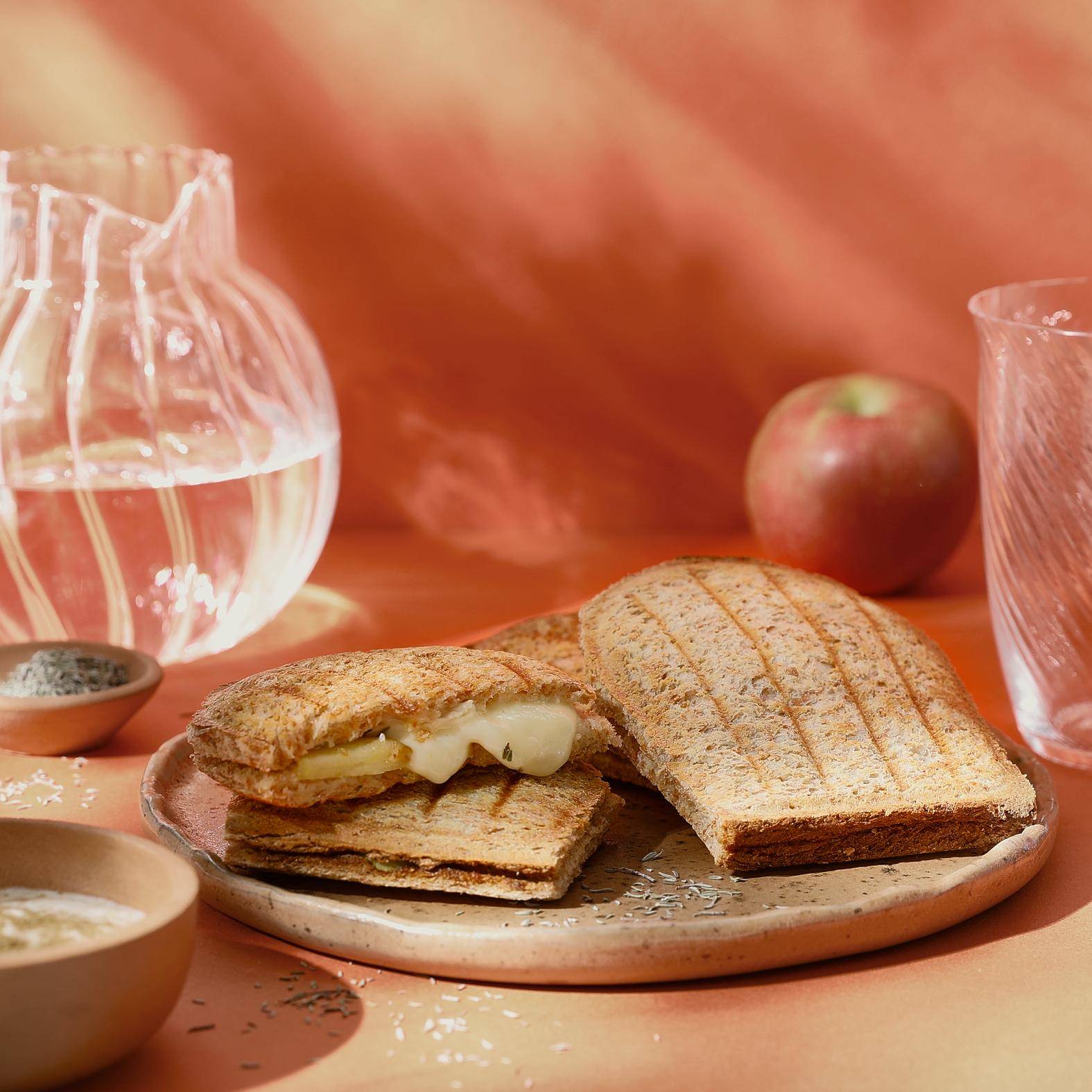 Süßes und herzhaftes, geröstetes Sandwich mit Brie-Käse und Apfel - Rezepte Snack Collection MECHANICAL | Tefal