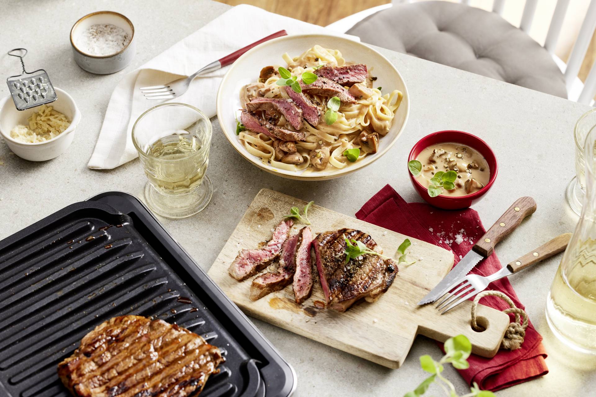 Gegrilltes Steak mit Bandnudeln und Pfefferrahmsoße - Rezepte OptiGrill 4in1 XL | Tefal