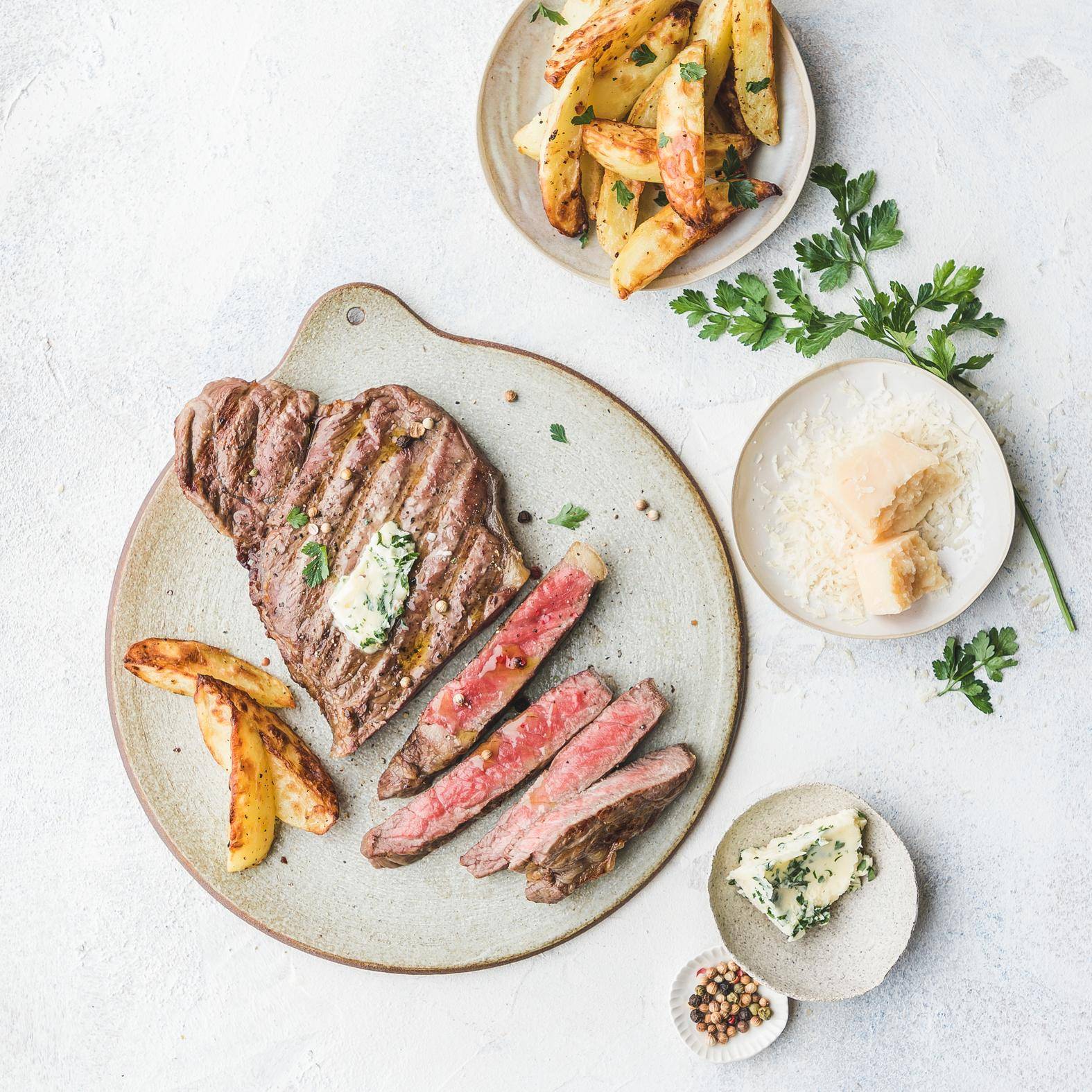 Lendensteaks mit Knoblauchbutter und Parmesankartoffeln - Rezepte Dual EasyFry&Grill | Tefal