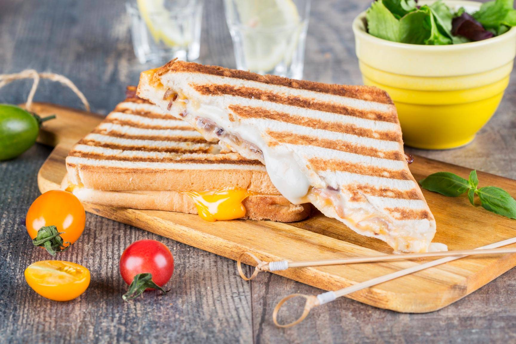 Sandwiches mit zweierlei gegrilltem Käse und Bacon - Rezepte OptiGrill XL | Tefal