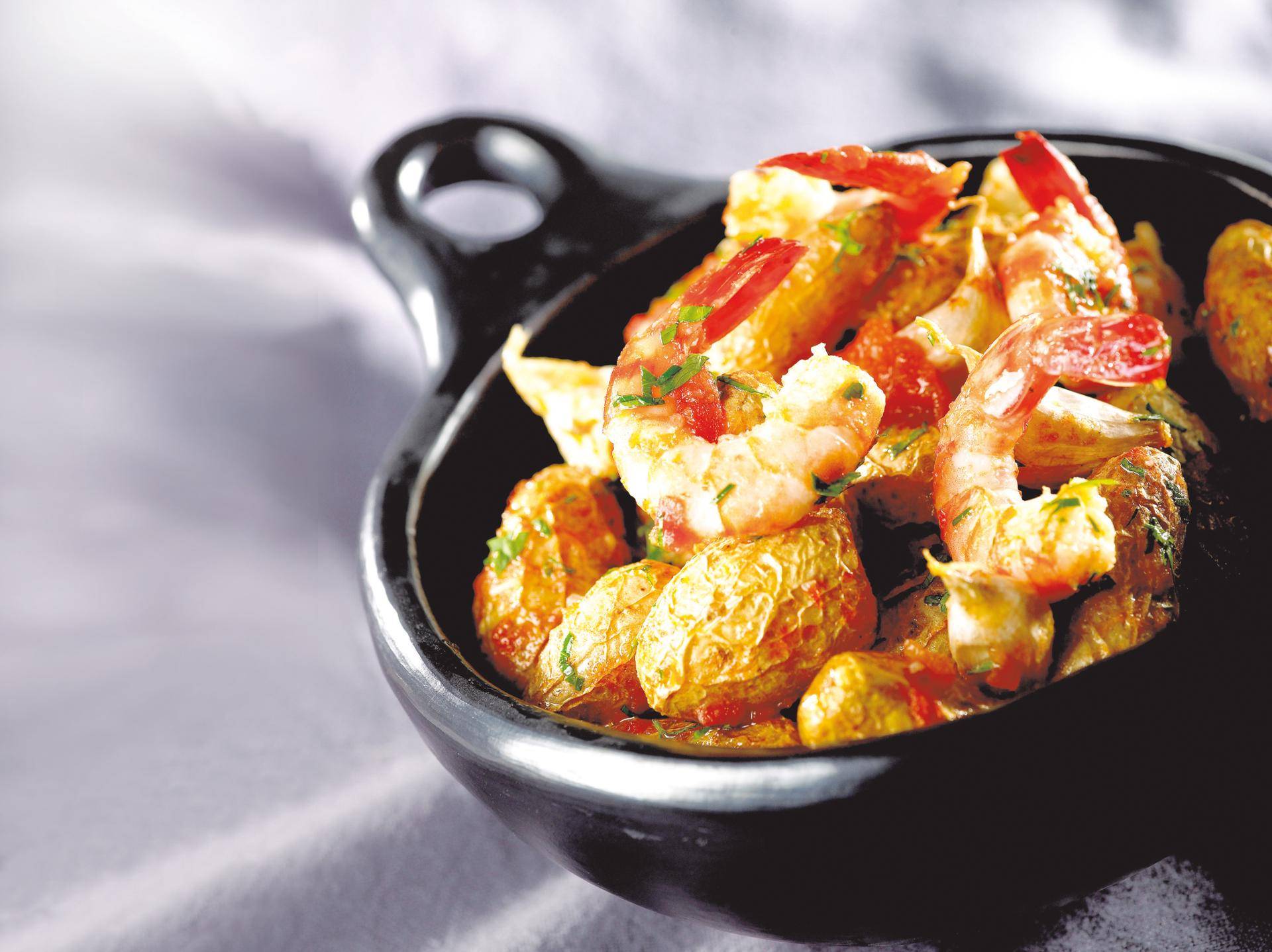 Grenaille-Kartoffeln, ungeschälter Knoblauch, eingelegte Tomaten und Garnelen - Rezepte Actifry Express 1kg | Tefal