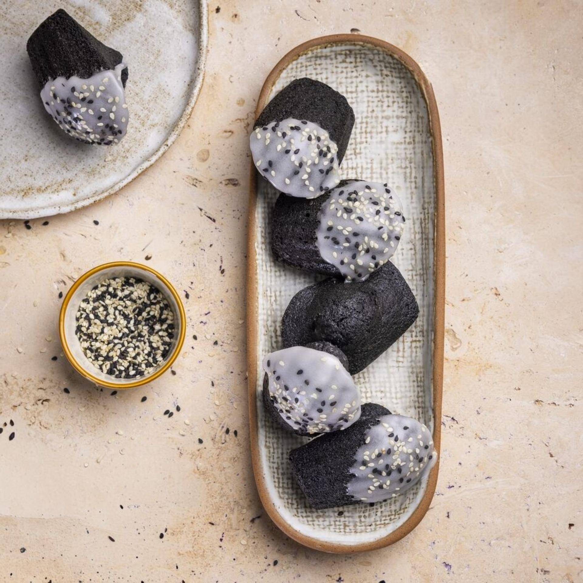 Weiche schwarze Sesam-Madeleines mit Zitronenglasur - Rezepte BAKE PARTNER | Tefal