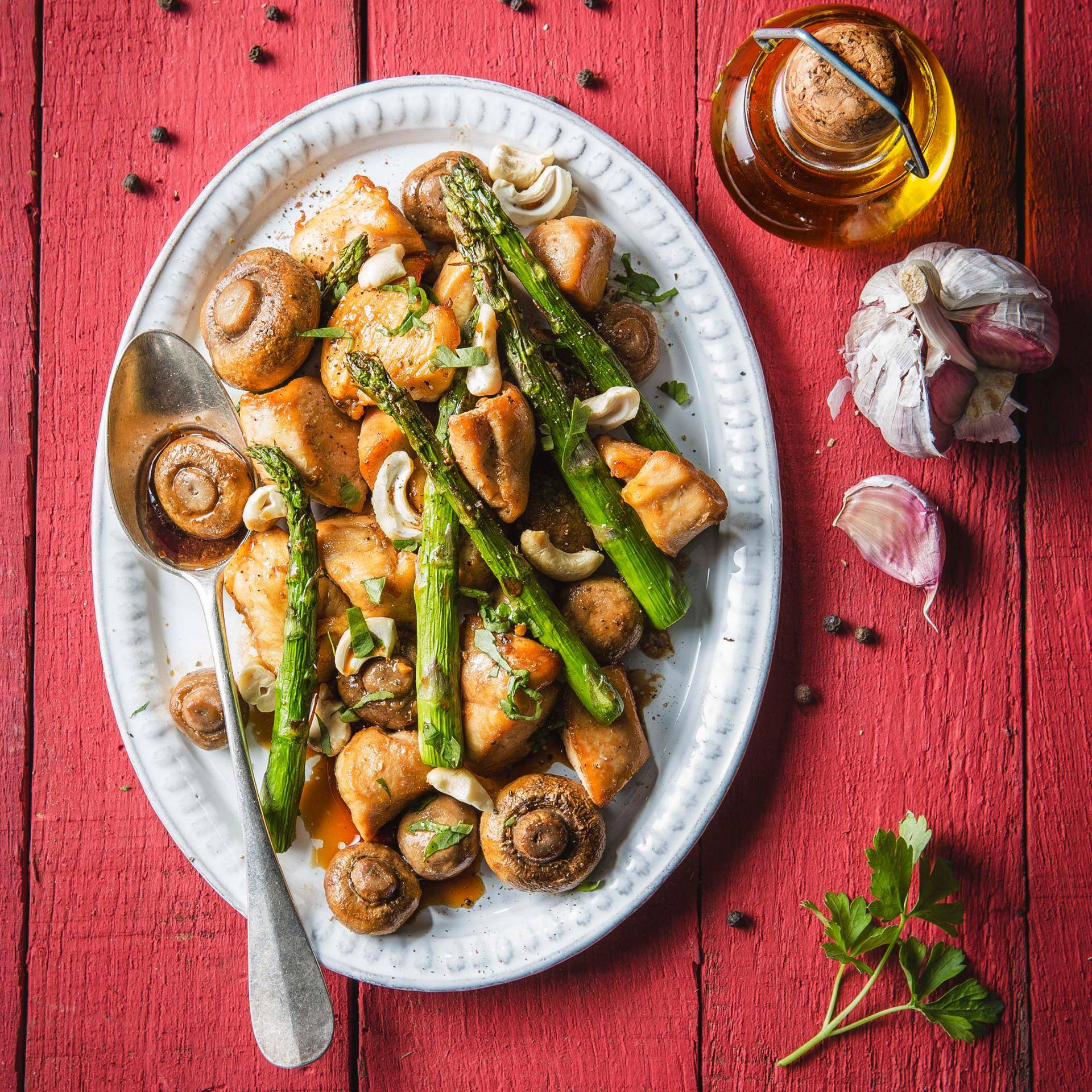 Gebratenes Hähnchen mit grünem Spargel, Champignons und Sojasauce - Rezepte Actifry Original 1kg | Tefal