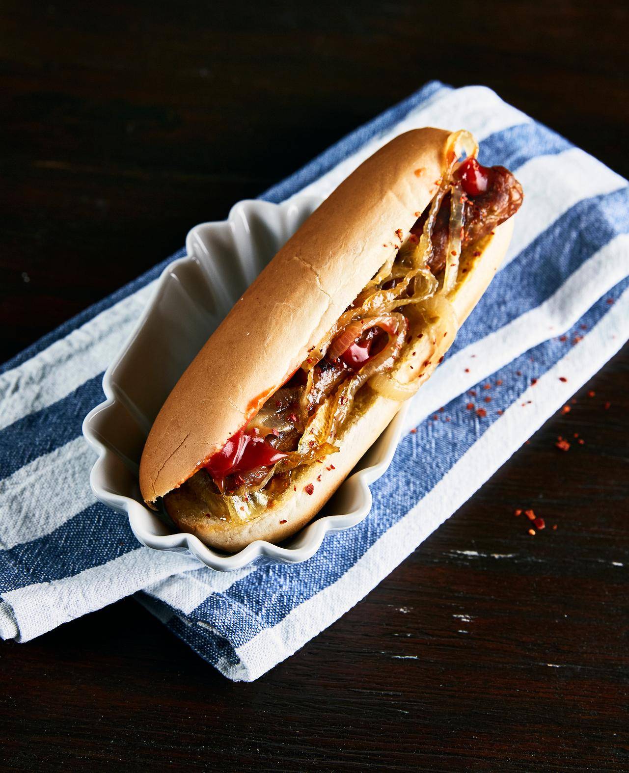 Hot Dog mit Bier-Bratwurst und Zwiebeln - Rezepte OptiGrill | Tefal