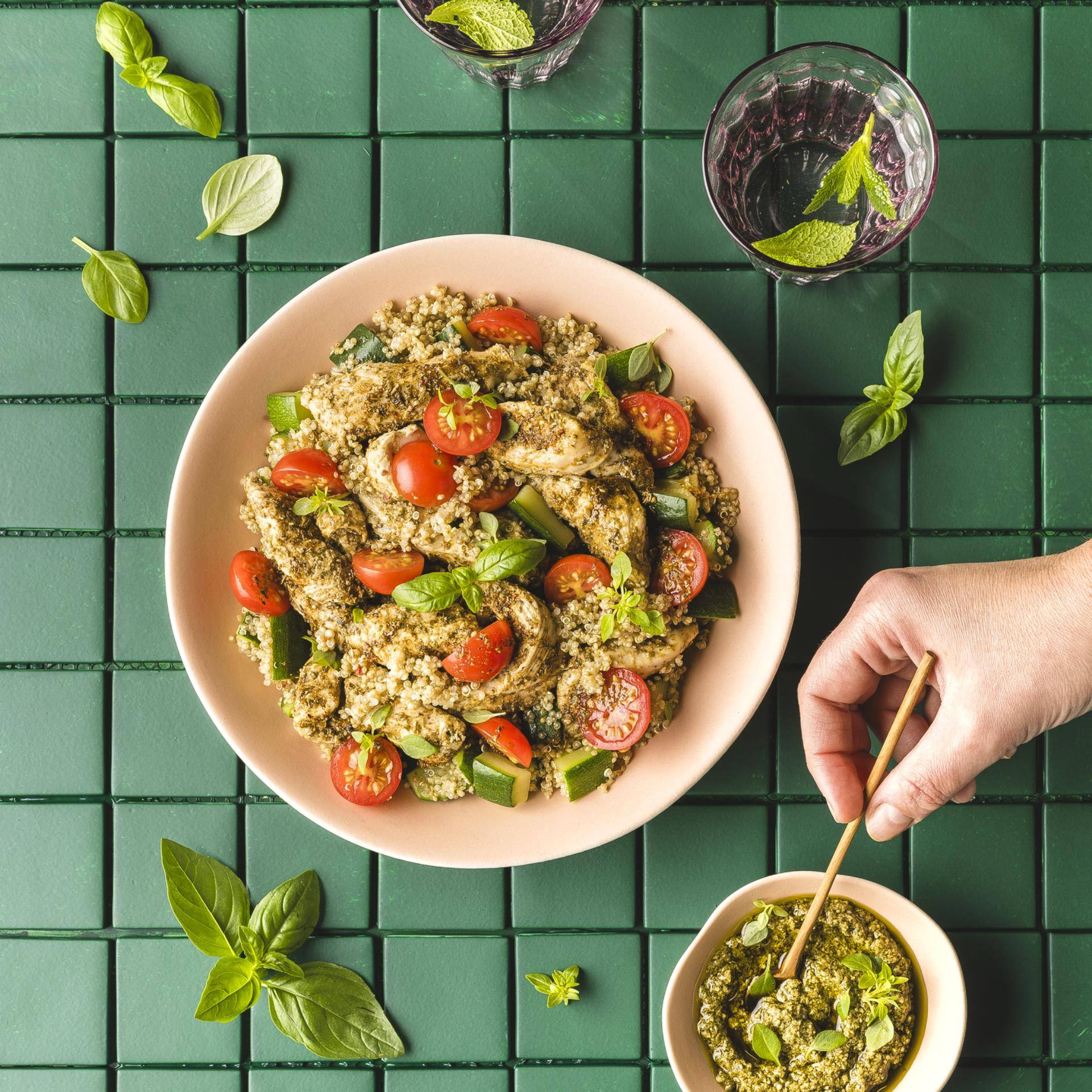 Pesto- und Quinoa-Hühnchenschale - Rezepte undefined | Tefal